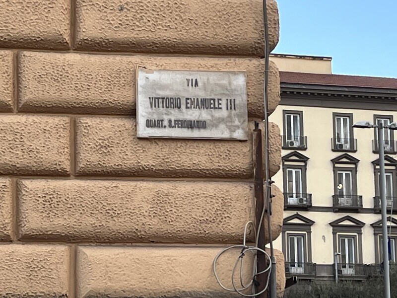 La targa di via Vittorio Emanuele III, quartiere San Ferdinando, su un muro di bugnato a Napoli