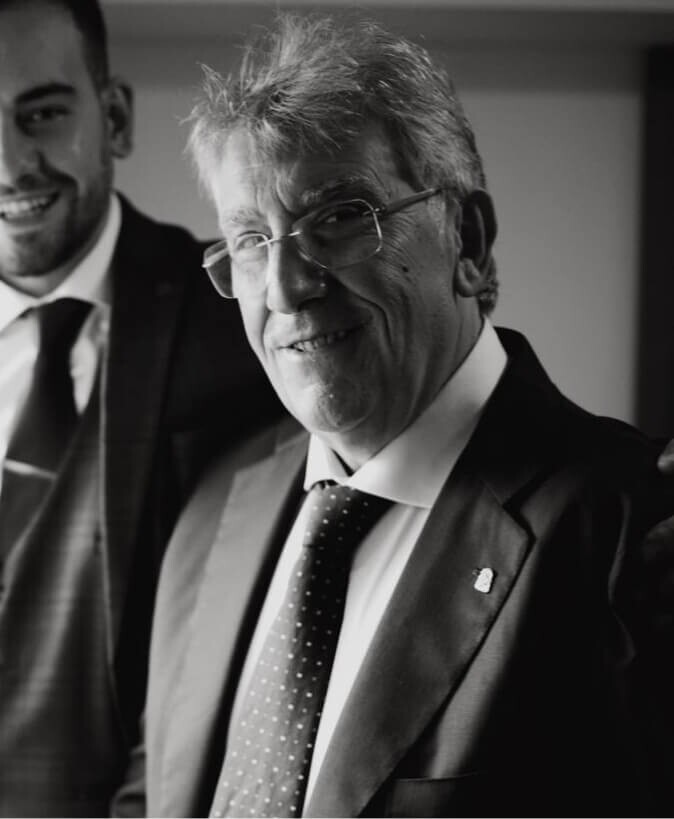 Nico Pirozzi sorridente, in giacca e cravatta (foto in bianco e nero)